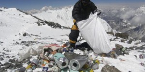 En revenant de l'Everest, les alpinistes devront prendre 8 kg de déchets