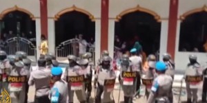 Descente policière et arrestations dans un village indonésien opposé à une mine