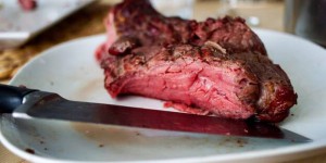 Réduire de 50 % la consommation de viande permettrait d’atteindre les objectifs climatiques, révèle une étude