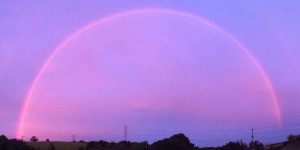 Phénomène météo extraordinaire : l'arc-en-ciel rose