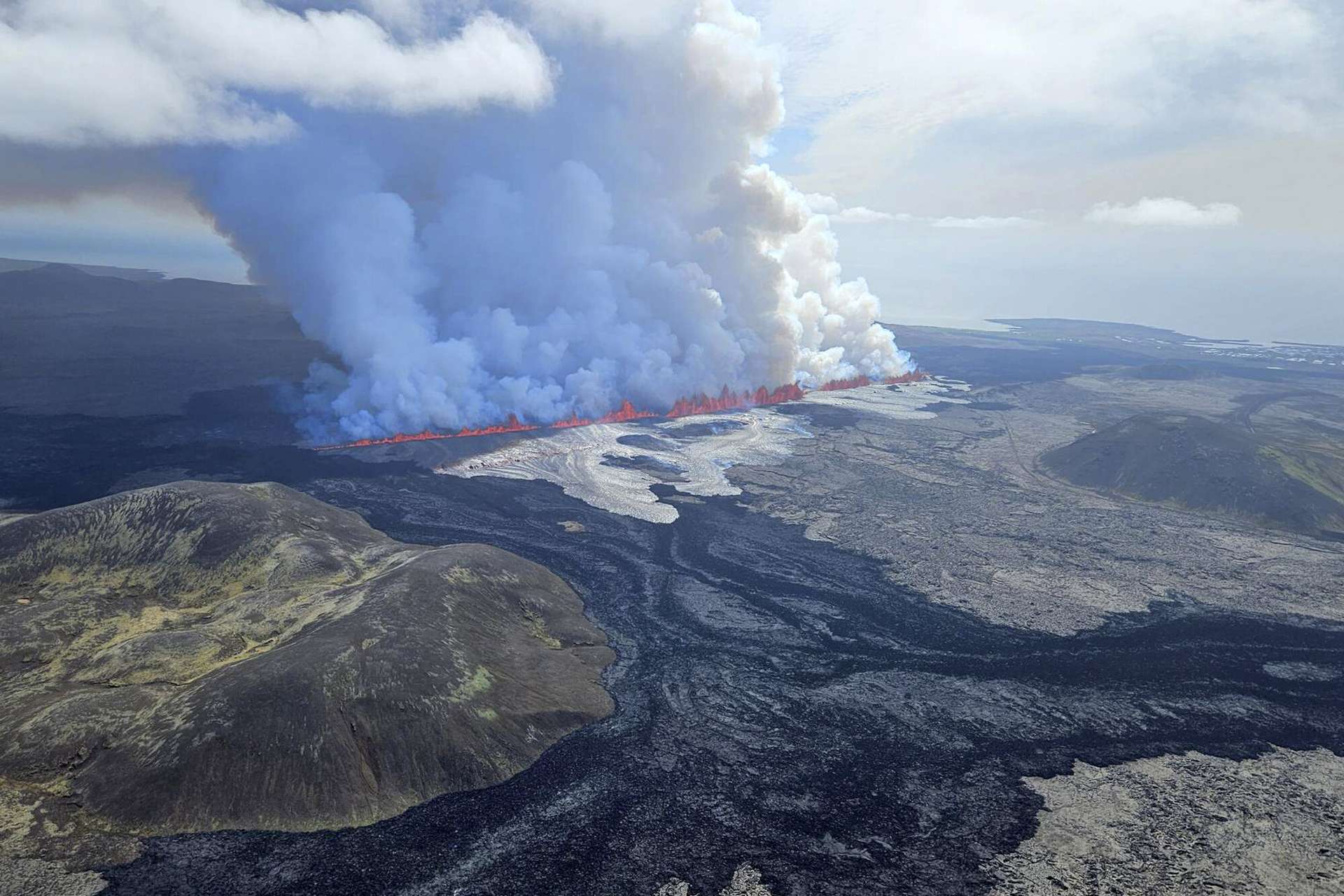 Des fontaines de lave spectaculaire jaillissent autour de la ville de Grindavik