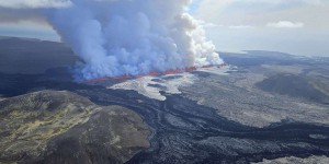 Des fontaines de lave spectaculaire jaillissent autour de la ville de Grindavik