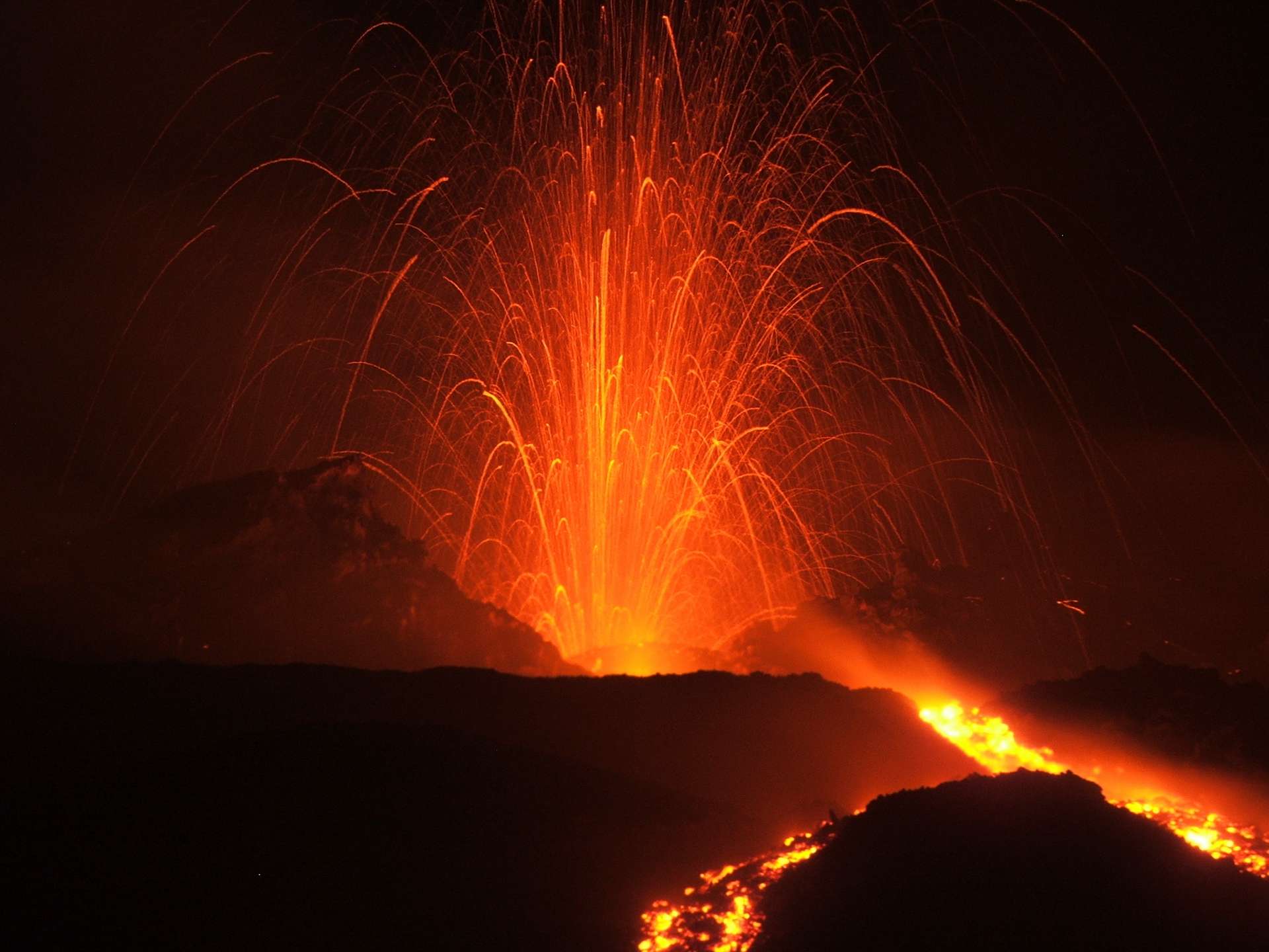 Après une quinzaine de jours d'une éruption tranquille, l'Etna s'est énervé !