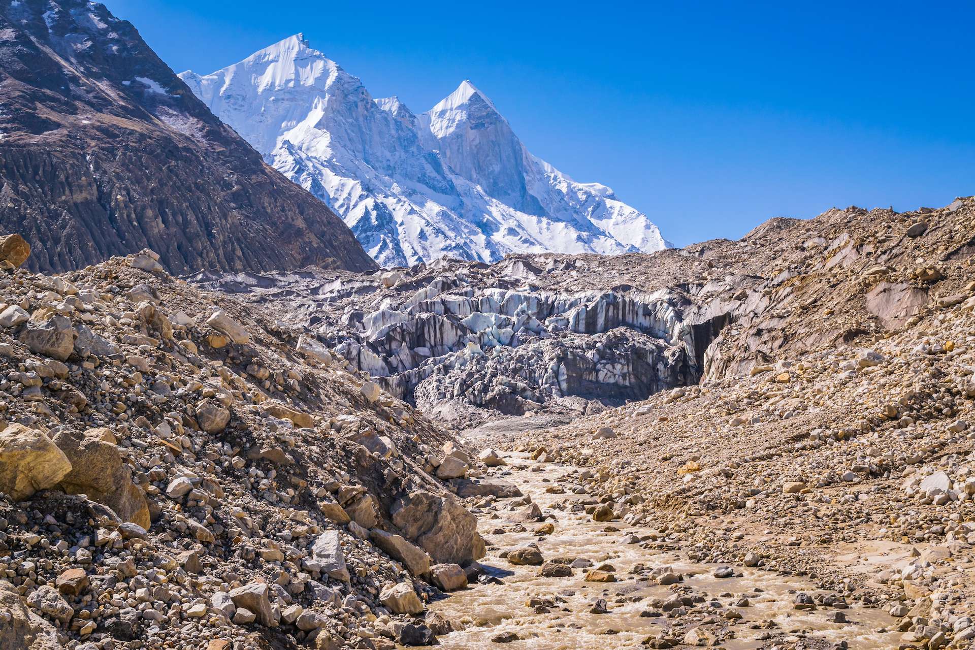 Un célèbre village de sherpas au pied de l’Everest a été détruit par la rupture spectaculaire d’un lac glaciaire