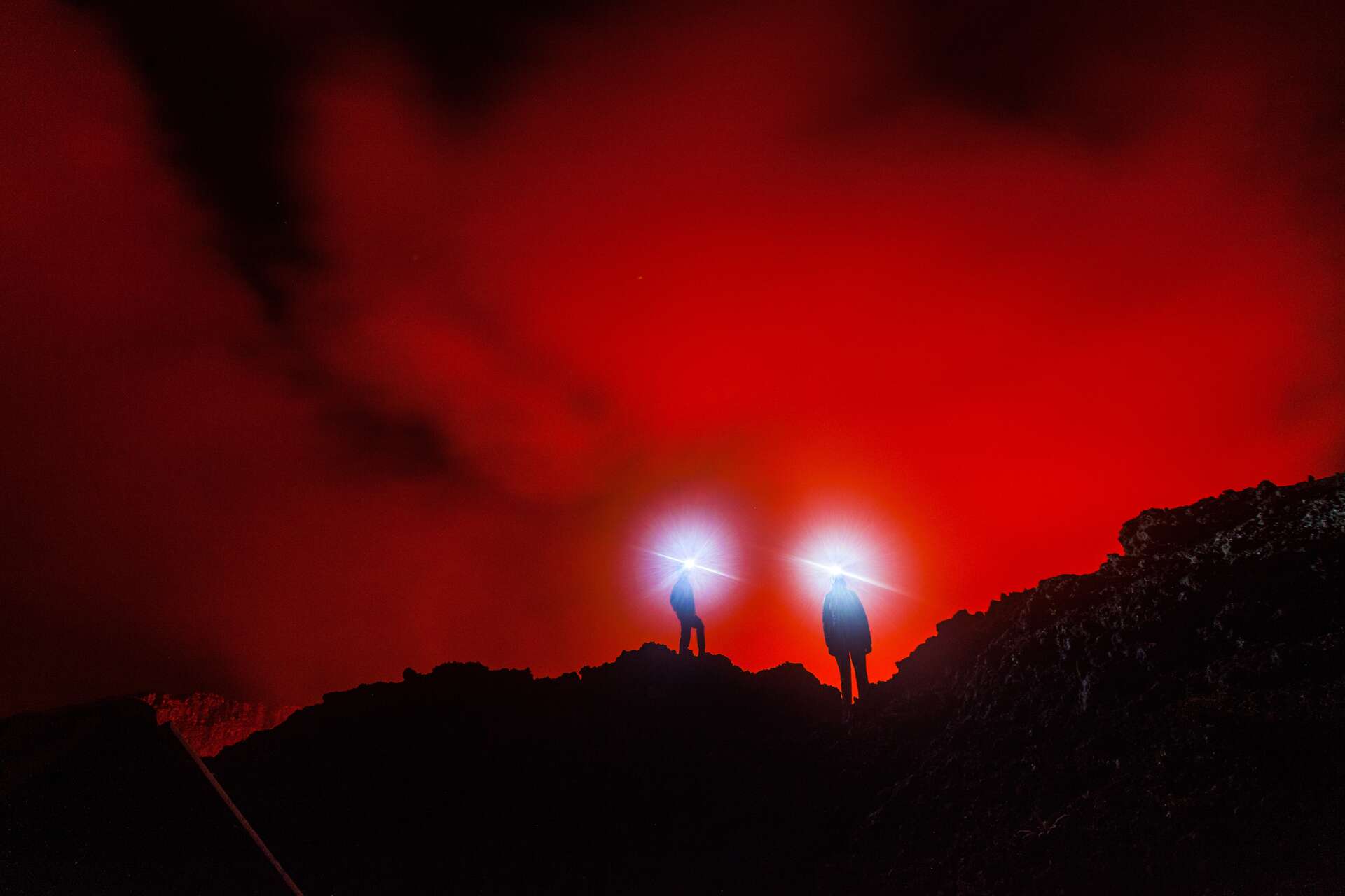 Le cratère du volcan Nyamulagira, en Afrique, déborde : deux longues coulées de lave !