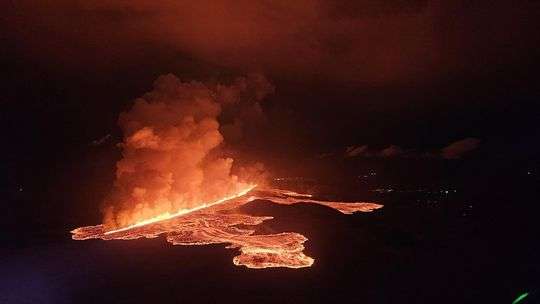 Une fissure de 4 km de long crache de la lave aux portes d’une ville en Islande !