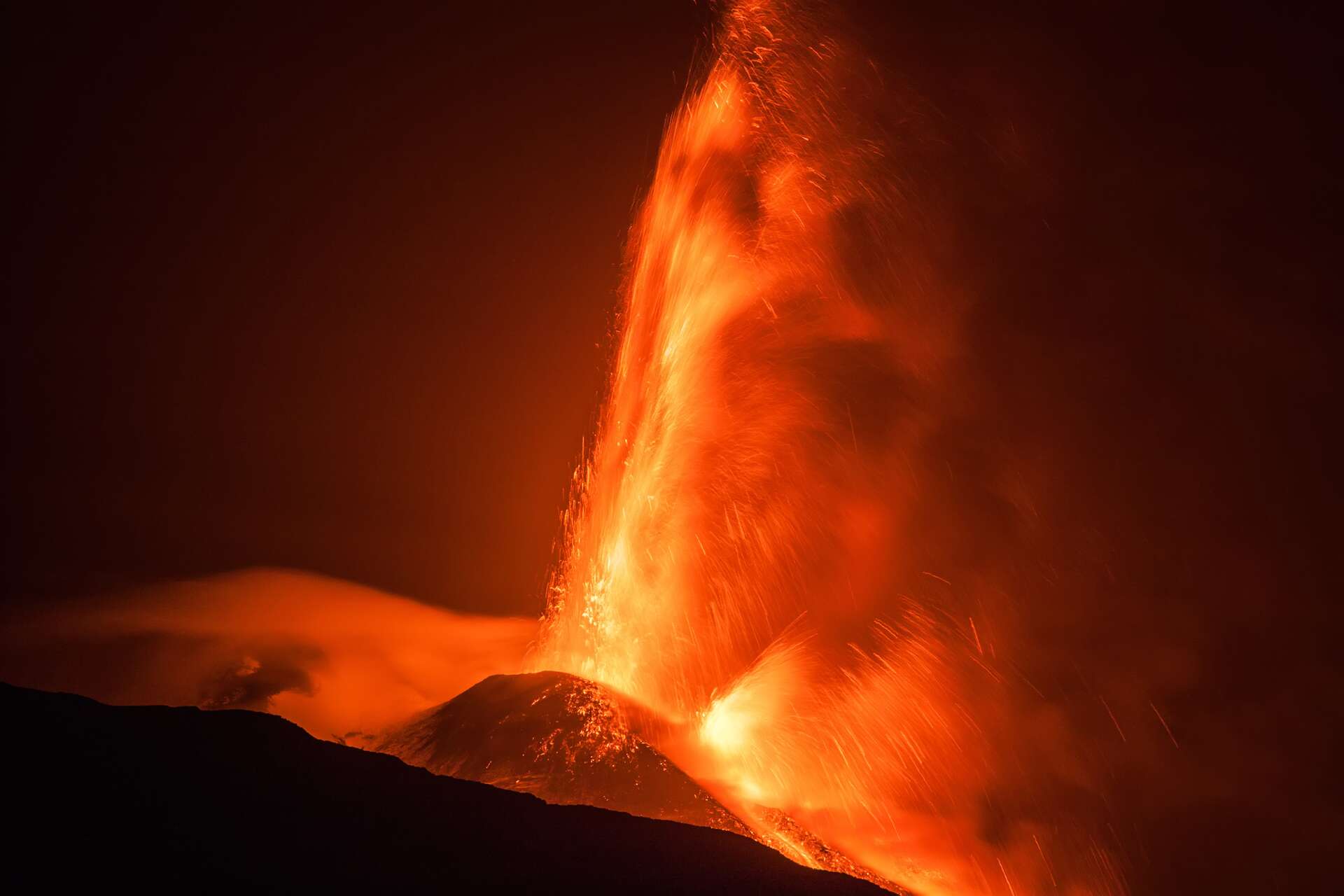 En images, spectaculaire activité de l’Etna avec des fontaines de lave gigantesques qui transforment son sommet