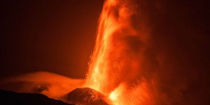 En images, spectaculaire activité de l’Etna avec des fontaines de lave gigantesques qui transforment son sommet