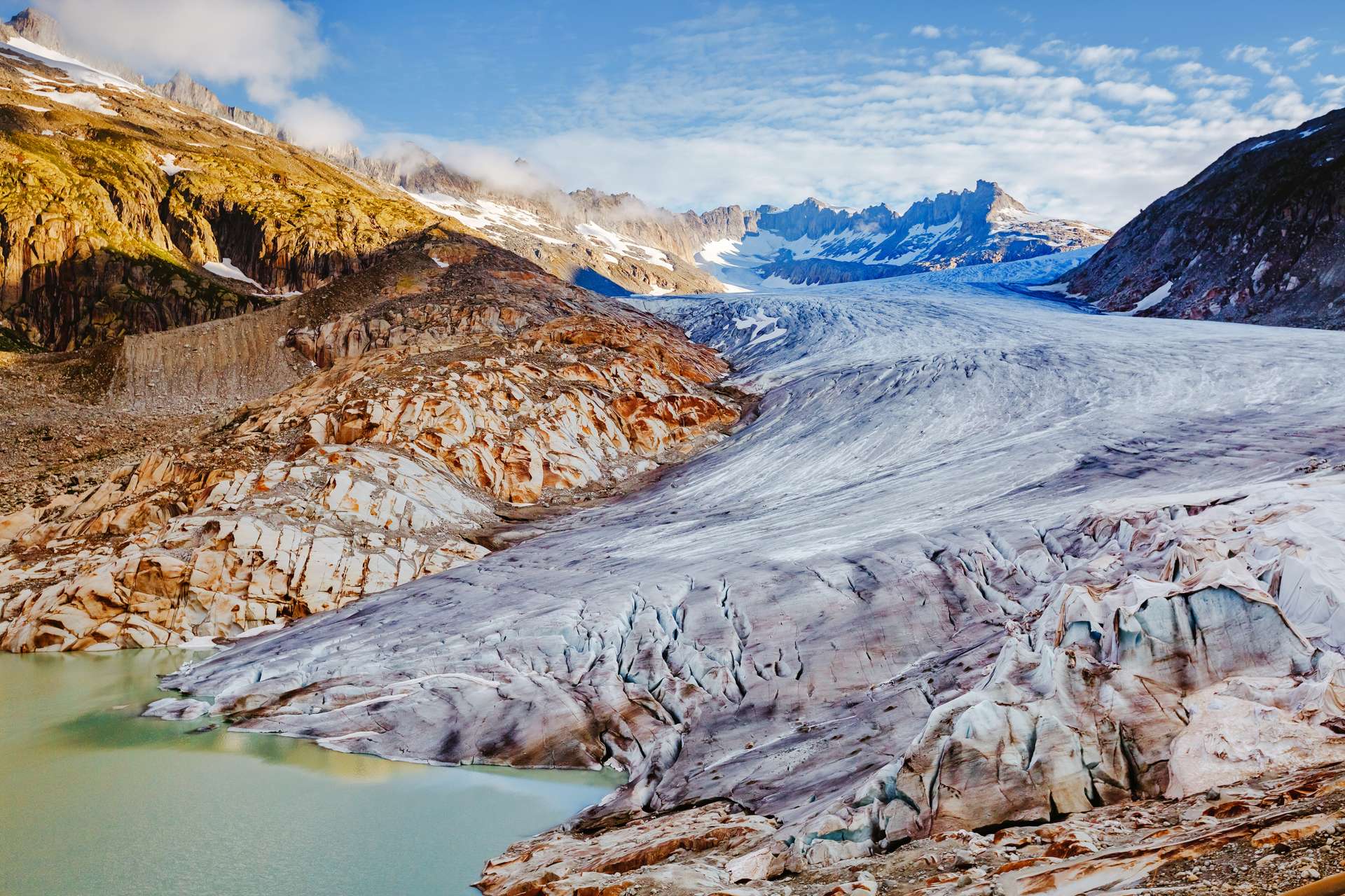 Cette photo de touristes devant le glacier du Rhône a sidéré le monde entier !