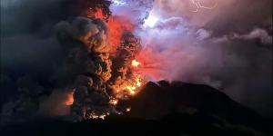 Indonésie : l’éruption massive et spectaculaire du volcan Ruang et menace d’un tsunami (IMAGES ET VIDEO)