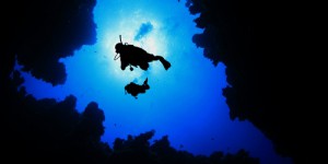 Le Taam Ja’ Blue Hole, le trou bleu le plus profond du monde, renfermerait des galeries de grottes sous-marines