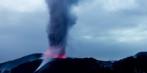 Un volcan est entré en éruption dans l’est de l’Indonésie et a relâché une colonne de cendres haute de plusieurs kilomètres