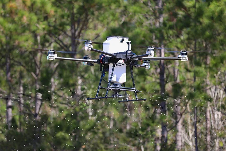 Des drones contre 'l’animal le plus meurtrier au monde' : cette technologie déployée en Floride s’attaque aux insectes et aux maladies