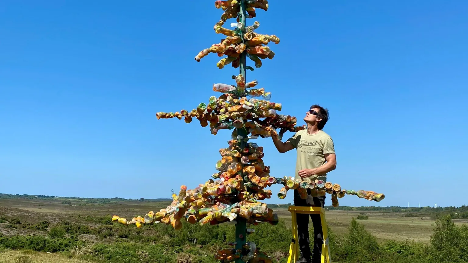 Pollution plastique : cette sculpture étonnante représente un an de consommation de bouteilles