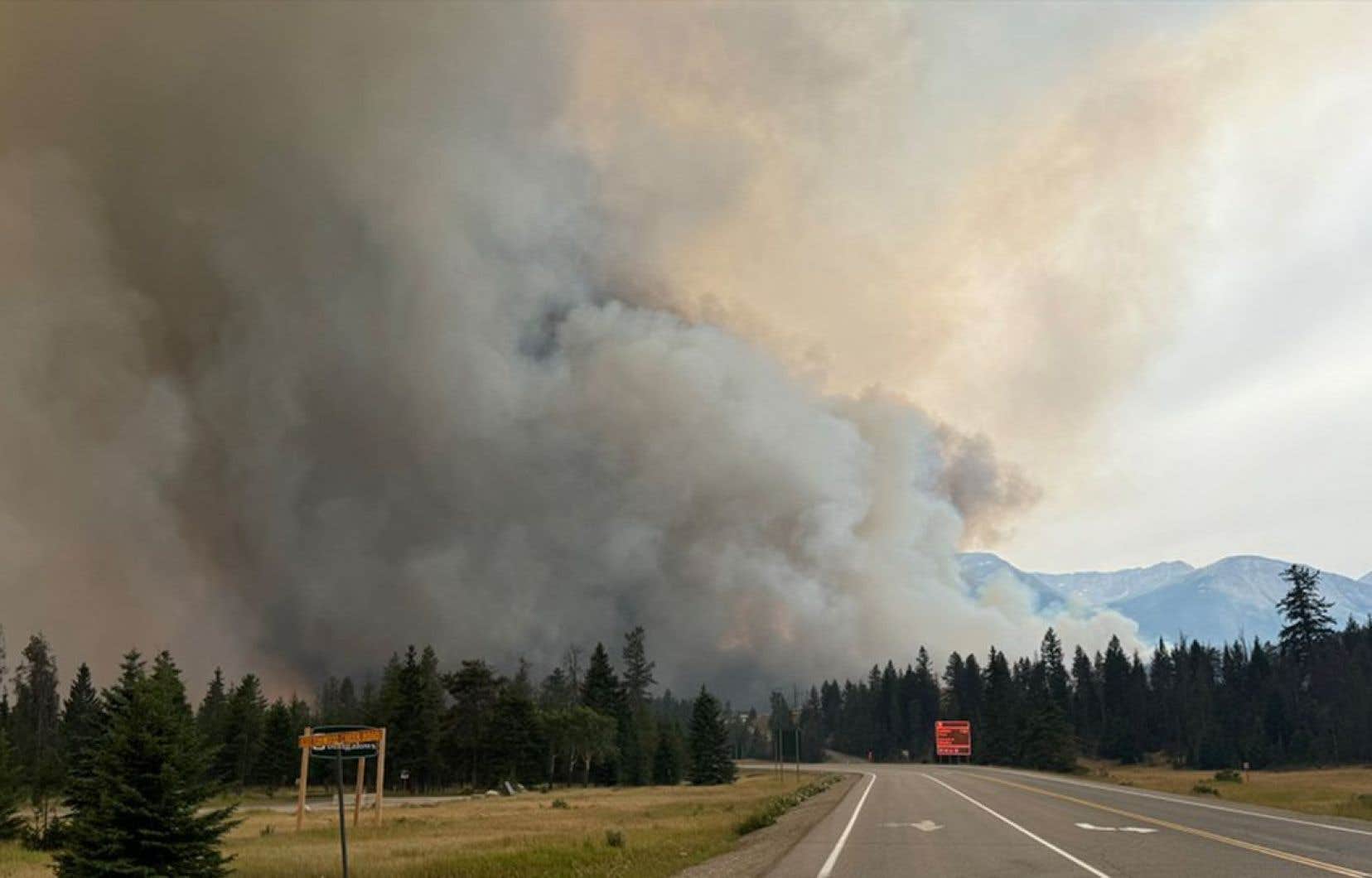 Le temps frais et humide limite la propagation des incendies à Jasper