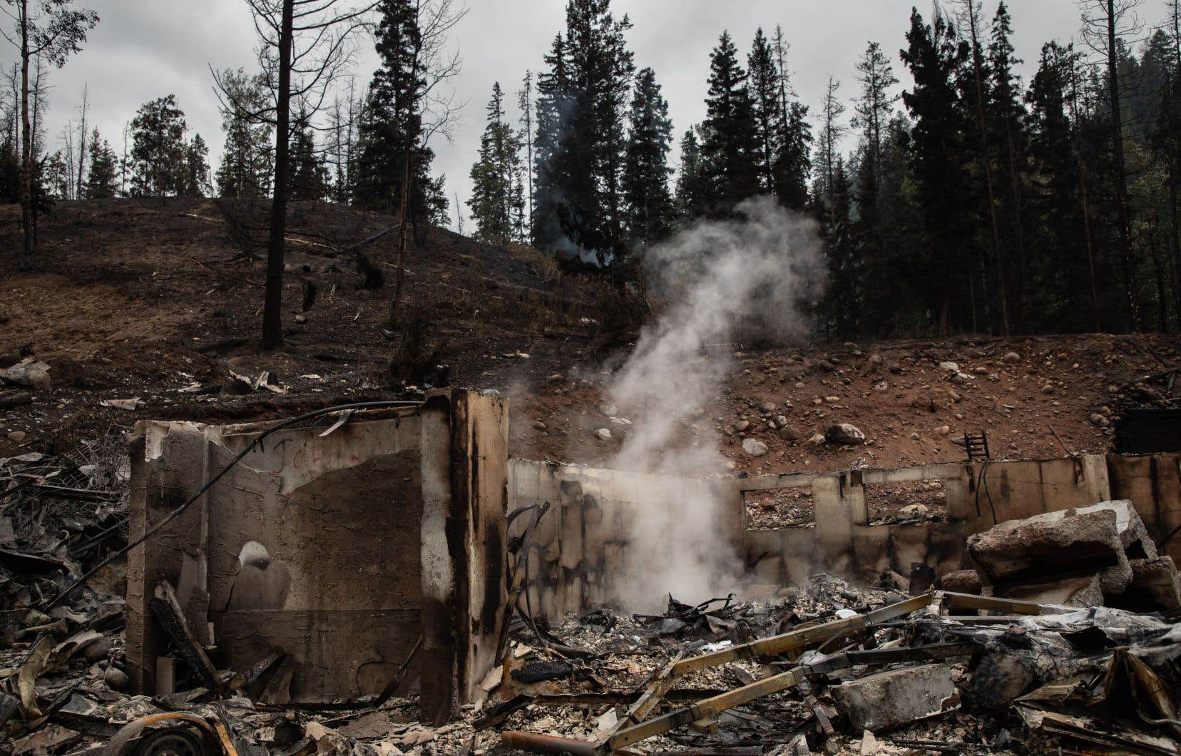 Le feu de forêt prend de l’ampleur à Jasper et devrait croître en fin de semaine