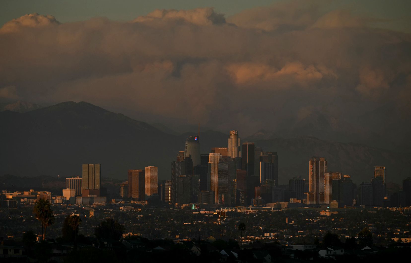 Les incendies menacent près de Los Angeles, rasant des maisons