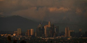 Les incendies menacent près de Los Angeles, rasant des maisons