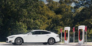 Tesla détaille les tarifs de ses superchargeurs