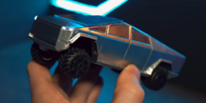 Ce youtubeur fabrique un mini Tesla Cybertruck télécommandé