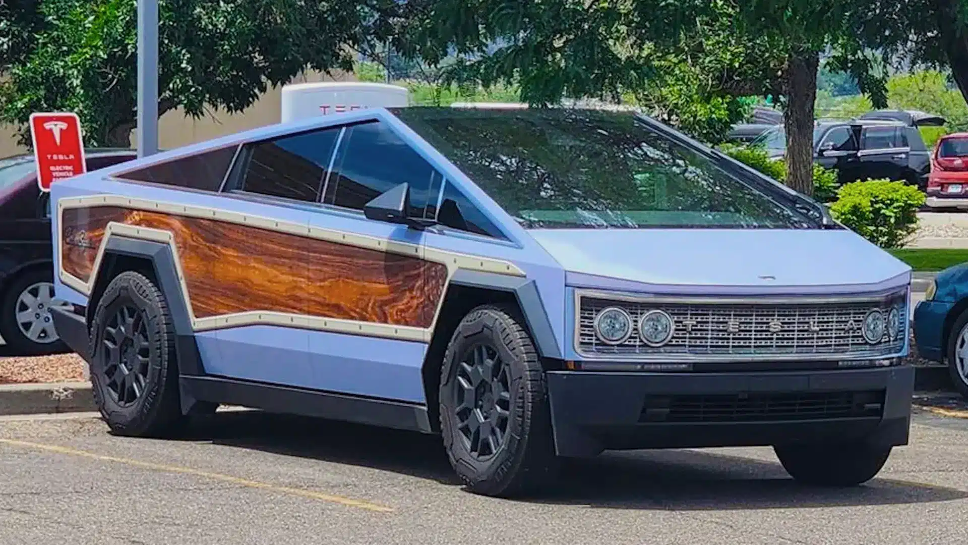 Ce Tesla Cybertruck adopte un surprenant look rétro