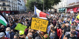 A Paris, la colère des manifestants contre le passe sanitaire