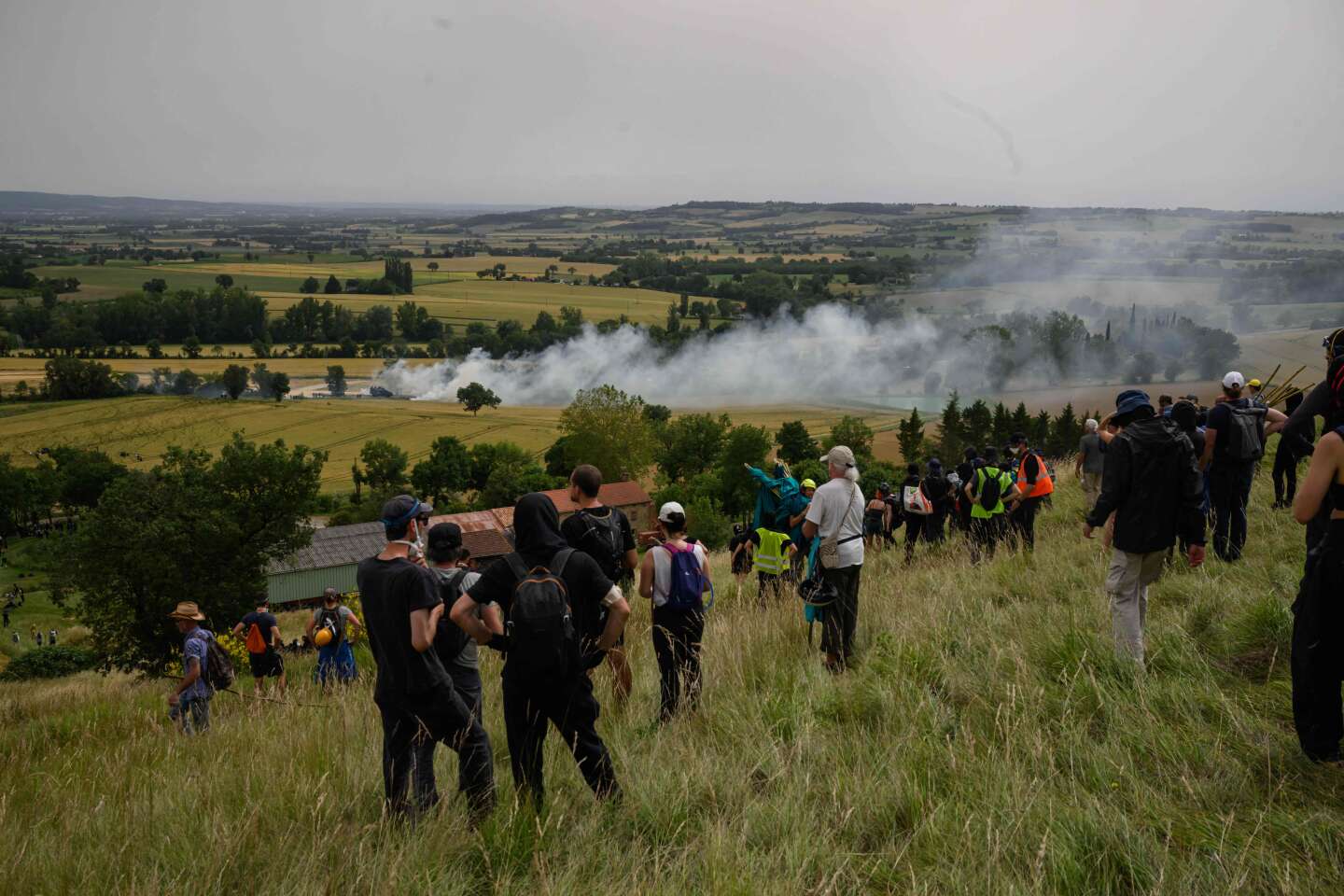 A69 : manifestation de milliers de personnes contre le projet de l’autoroute reliant Toulouse à Castres, émaillée de violences