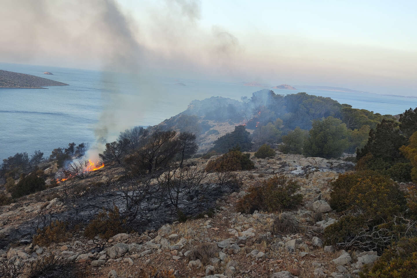 En Grèce, après un incendie déclenché par des feux d’artifice, les capitaines d’un yacht risquent vingt ans de prison