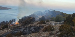 En Grèce, après un incendie déclenché par des feux d’artifice, les capitaines d’un yacht risquent vingt ans de prison