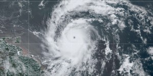 L’ouragan Béryl, rétrogradé en catégorie 3, reste « dangereux » et menace le sud-est des Caraïbes