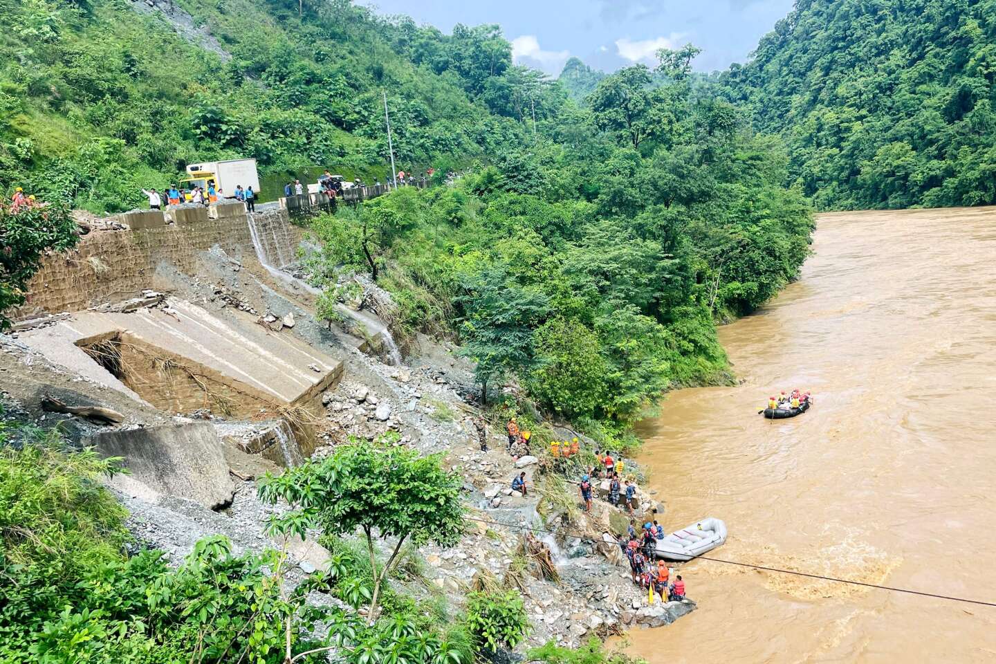 Au Népal, une soixantaine de voyageurs portés disparus à la suite d’un glissement de terrain