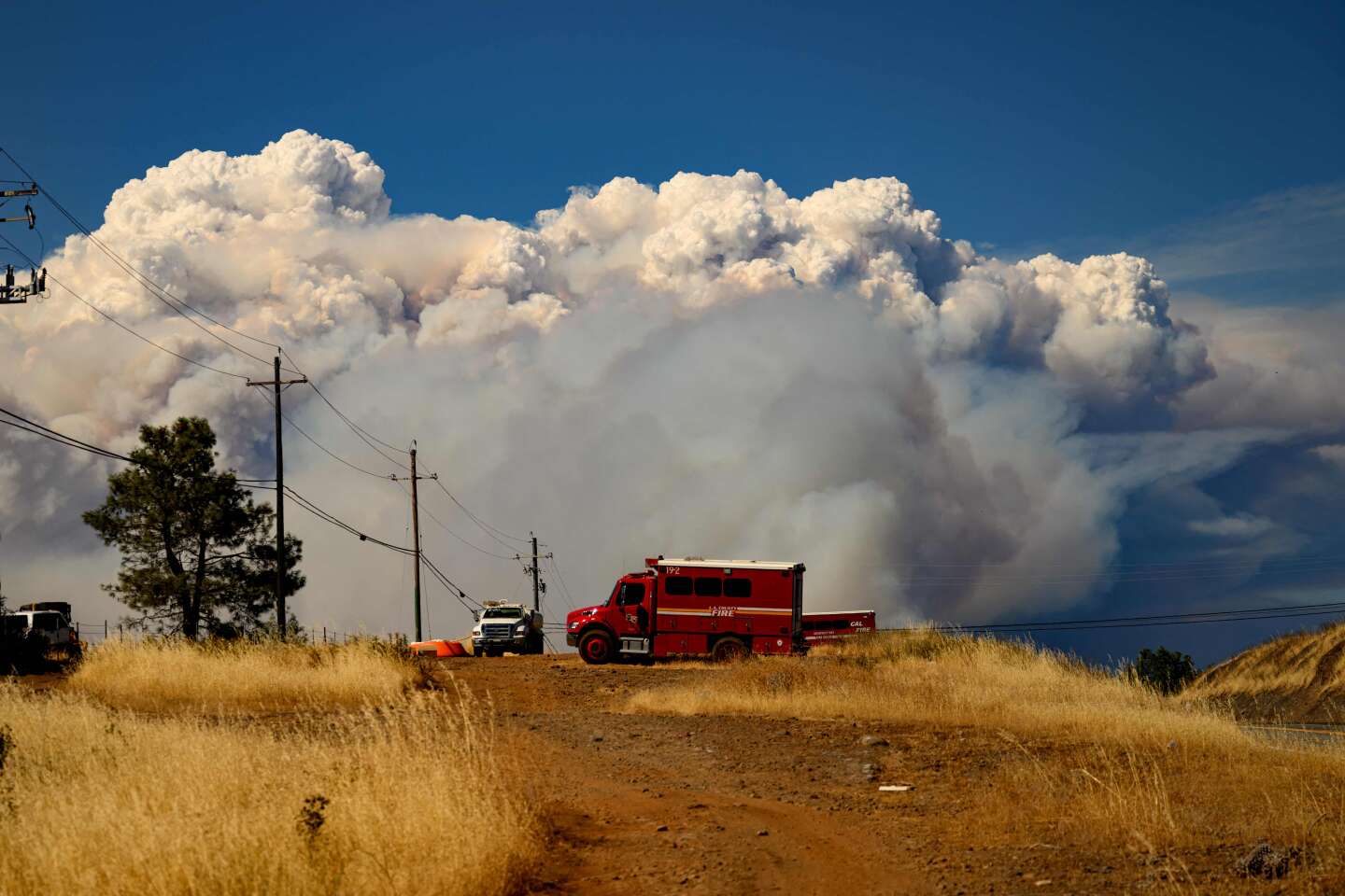 Dans le nord de la Californie, un mégafeu toujours hors de contrôle ; au Canada, la situation s’améliore à Jasper