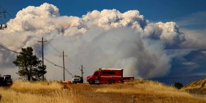 Dans le nord de la Californie, un mégafeu toujours hors de contrôle ; au Canada, la situation s’améliore à Jasper