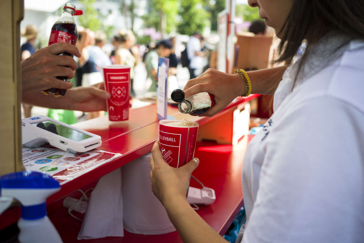 JO 2024 : le plastique aussi omniprésent que Coca-Cola sur les sites olympiques, malgré les promesses de Jeux « écolos »