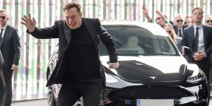 Tesla : malgré les ventes en chute libre et les licenciements, Elon Musk continue ses promesses