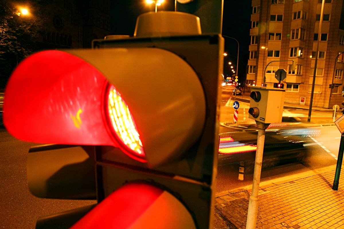 Radars feu rouge : est-ce que vous risquez un PV si vous laissez passer la police ou les pompiers ?