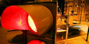 Radars feu rouge : est-ce que vous risquez un PV si vous laissez passer la police ou les pompiers ?