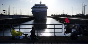 Extinction Rebellion bloque l'arrivée d'un navire de croisière à Amsterdam