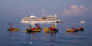 Des militants de Stop croisières et Extinction Rebellion bloquent des navires de croisière à l'entrée du port de Marseille