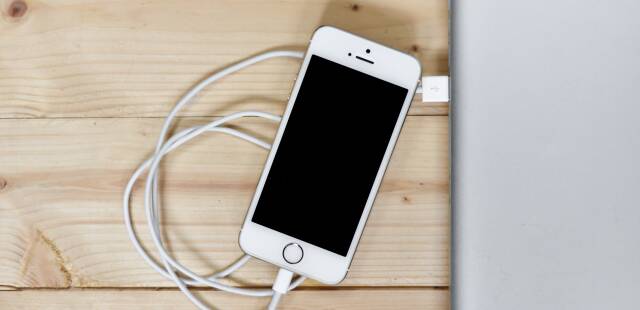 Pourquoi vous n’entendrez plus  la phrase « Quelqu’un a-t-il un chargeur d’iPhone ? »