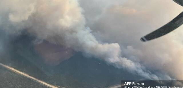 Le Canada en proie aux flammes, un feu atteint une ville située dans le plus grand parc des Rocheuses