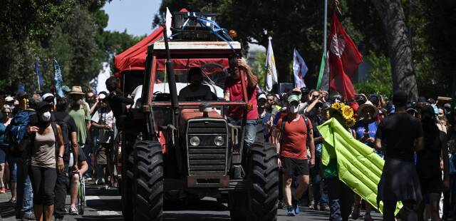 Feux de poubelles, barricades et tirs de gaz lacrymogènes : à la Rochelle, une manifestation anti-bassine sous tension