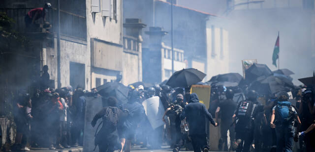 Manifestation « anti-bassines » à La Rochelle : des affrontements en marge d’un cortège