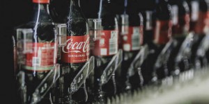 Des microplastiques découverts dans des bouteilles de Coca-Cola et de Schweppes